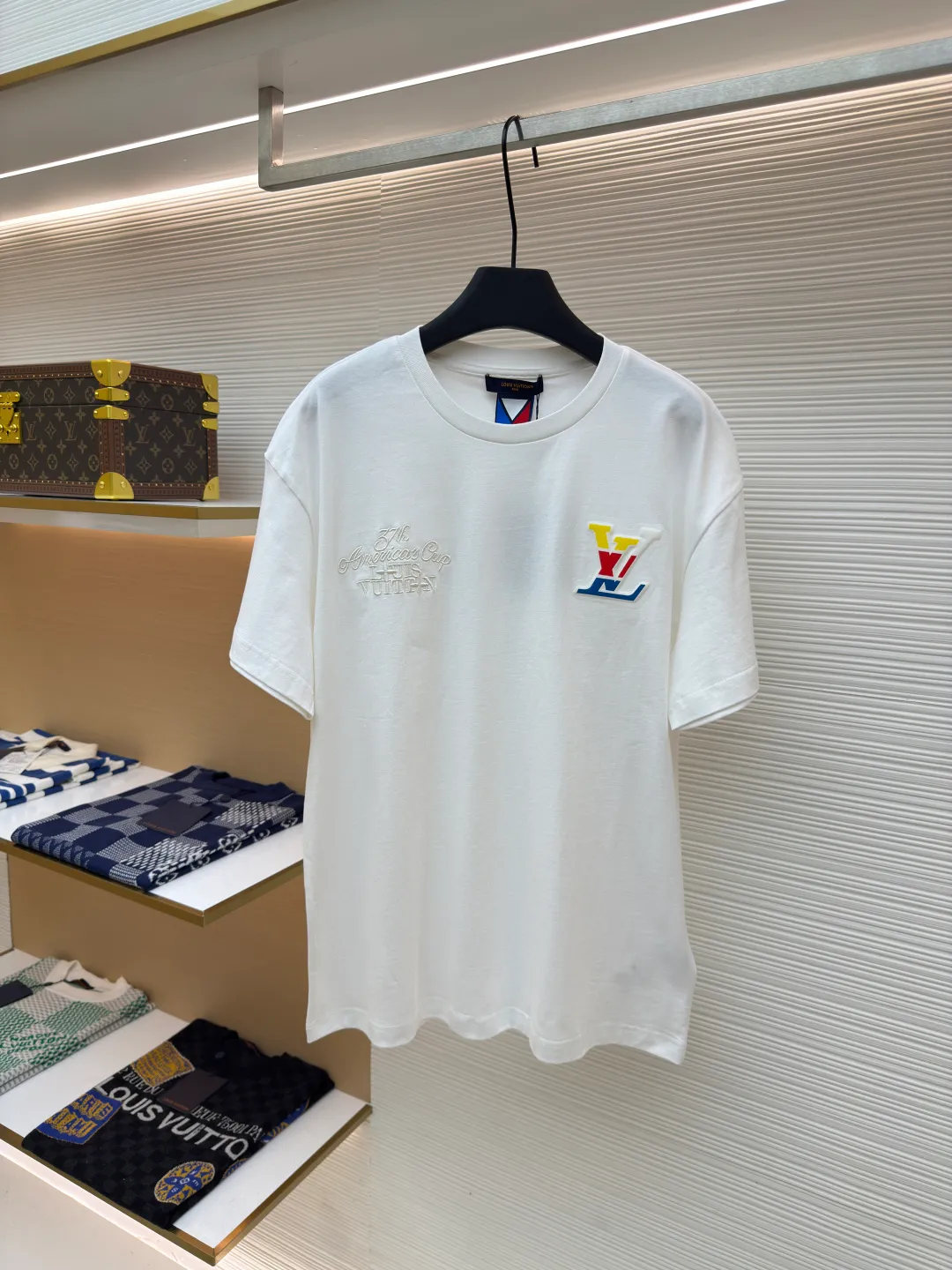 LOUIS VUITTON Colorful embossed embossed T-shirt ●Authentic product: Purchased and developed for 7700 ●Item number: 1680326-A00 ●Material: long-staple cotton fabric ●Technology: embossed embossed production ●Version: fitted version ●Weight: about 275 grams ●Size: S-M-L-XL ●Description: The fabric is made of 40s double-ply long-staple cotton yarn plain fabric, and the fabric surface is treated with dust-free lint technology. The finished fabric is passed through a mercerizing machine to increase the gloss of the fabric. It is matched with 32s double-ply cotton cover silk cylindrical open rib. The front and rear sleeves are screen printed with an eight-claw machine, and the Y pattern is scanned. To make large-scale film stencils, we use a water slurry + glue mixed material for color printing. We open a convex embossing mold according to the printing film, and accurately cut the pieces by hand to emboss the printed letters. The inside is filled with 4-mile-thick sponge material. The front panel is embroidered with a domestic high-speed machine, and the rayon thread is used to embroider the letters. The overall wiring is straight and delicate, the fabric is comfortable and soft, and the color is consistent without color difference. It can be matched with the same style to create a fashionable look and control various occasions. Customized accessories, complete with three standards, same style for men and women!
